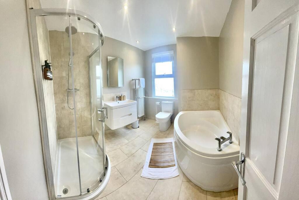 Spacious Modern Victorian House In Rochester Wainscot المظهر الخارجي الصورة