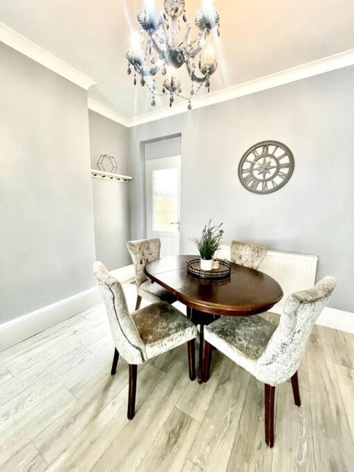 Spacious Modern Victorian House In Rochester Wainscot المظهر الخارجي الصورة
